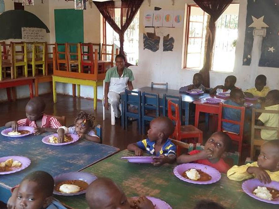 Mealtime at the Mumvuri early childhood development school